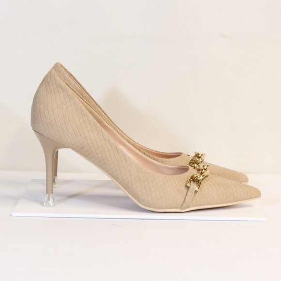 Tan Women's Pumps with Attached Gold Plated Link Chain Size 6 NWOT - Picture 4 of 8